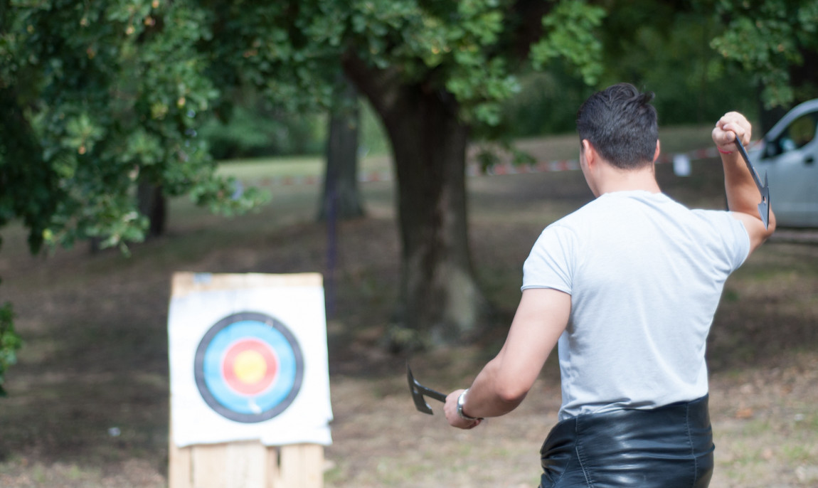 assets/images/activities/2-std-wurf-und-schiesssport-meisterschaft-fuer-1-6-personen-in-berlin-wedding/axtwerfen-messerwerfen-survicamp-07-1150x686x90.jpg