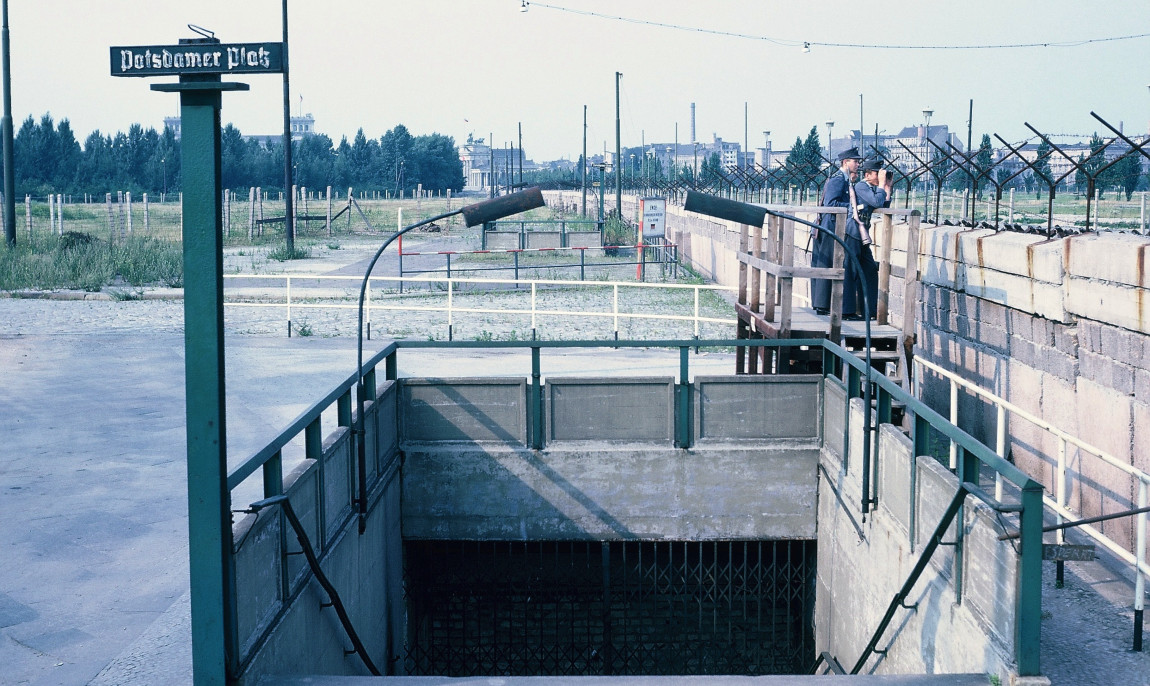 assets/images/activities/berlin-exklusive-stadtfuehrung-berliner-mauer-unterirdisch/Mauertour%203-1150x686x90.jpg