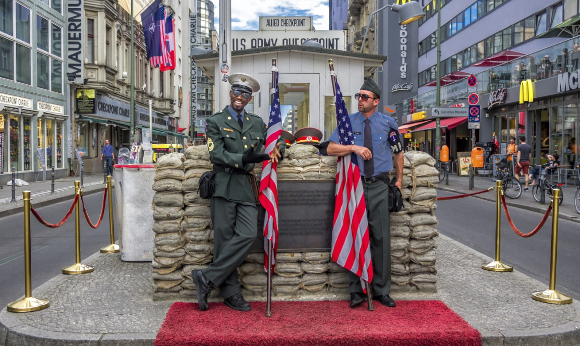 assets/images/activities/berlin-schnitzeljagd/checkpoint-charlie-4394712_pixa-1150x686x90.jpg