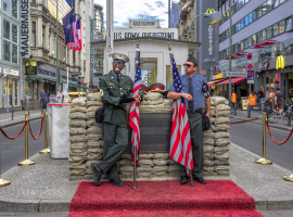 assets/images/activities/berlin-schnitzeljagd/checkpoint-charlie-4394712_pixa-270x200x90.jpg