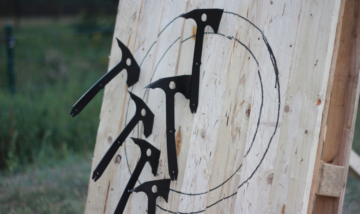 assets/images/activities/berlinwedding-2-std-achtsamkeitsbogenschiessen/axtwerfen-messerwerfen-survicamp-06-1150x686x90.jpg