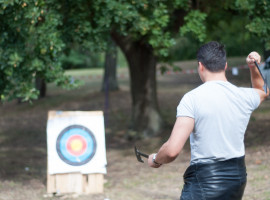 assets/images/activities/berlinwedding-2-std-achtsamkeitsbogenschiessen/axtwerfen-messerwerfen-survicamp-07-270x200x90.jpg