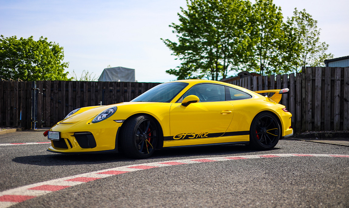 assets/images/activities/bilster-berg-6-runden-renntaxi-porsche-gt3-mr/Porsche%20GT3-9-1150x686x90.jpg