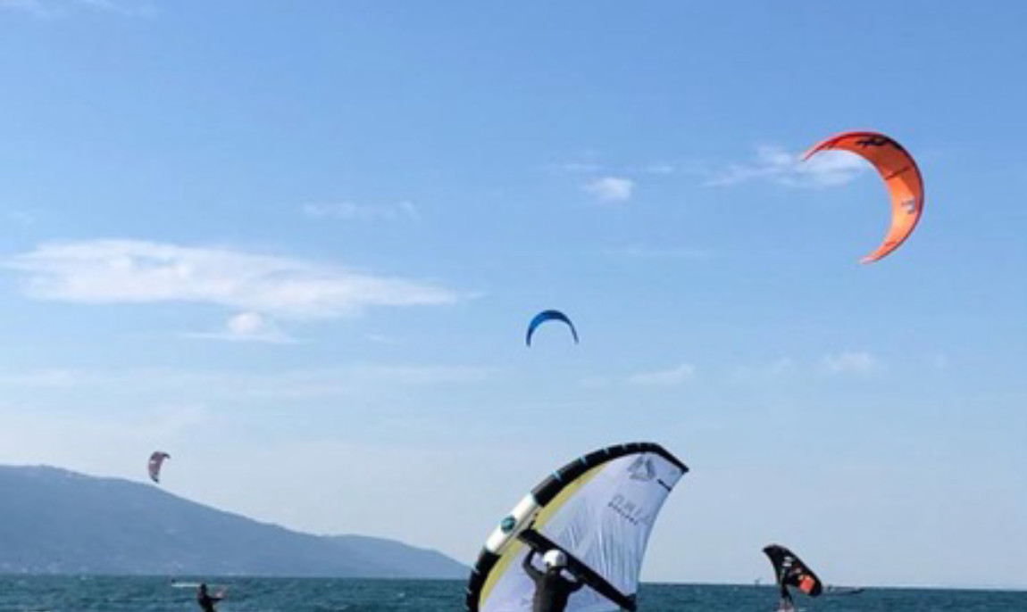 assets/images/activities/castelletto-wing-surfen-schnupperkurs-am-gardasee/Wing%20Duo%20Kurs%20Gardasurf&Sail%20Brenzone%20sul%20Garda-1150x686x90.jpeg