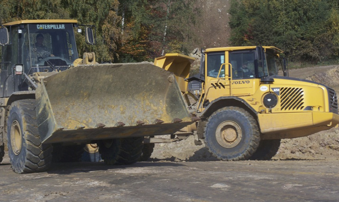 assets/images/activities/dumper-radlader-und-raupe-fahren-in-knuellwald-remsfeld-hessen/1280_0002_100_1073-1150x686x90.jpg