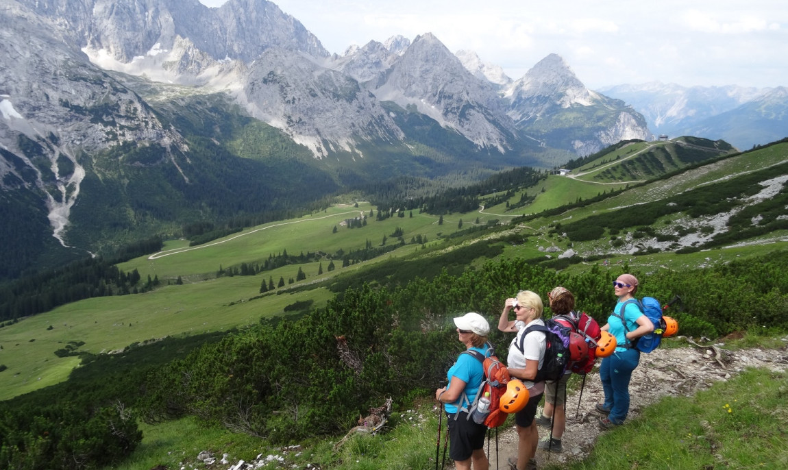 assets/images/activities/ehrwald-1-tag-gefuehrte-bergwanderung-auf-die-zugspitze-ueber-das-gatterl/bergwanderung-zugspitze-gatterl~2-1150x686x90.jpg