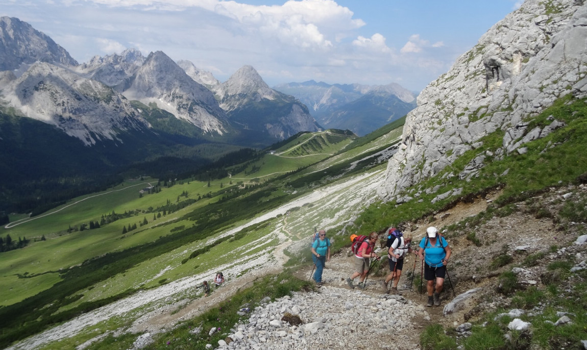 assets/images/activities/ehrwald-1-tag-gefuehrte-bergwanderung-auf-die-zugspitze-ueber-das-gatterl/bergwanderung-zugspitze-gatterl~4-1150x686x90.jpg