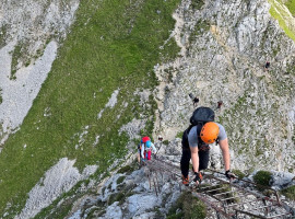 assets/images/activities/ehrwald-1-tag-gefuehrte-bergwanderung-auf-die-zugspitze-ueber-das-gatterl/mittenwalder-hoehenweg-bergfuehrer_1~2-270x200x90.jpg