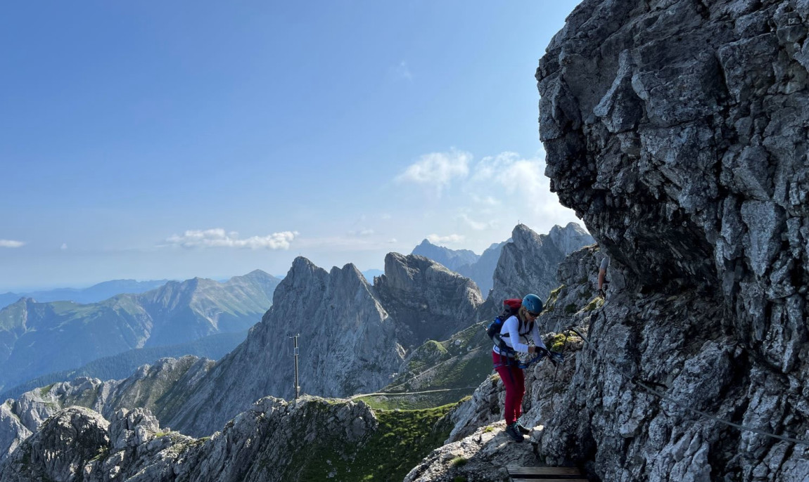 assets/images/activities/ehrwald-1-tag-gefuehrte-bergwanderung-auf-die-zugspitze-ueber-das-gatterl/mittenwalder-hoehenweg-bergfuehrer_1~4-1150x686x90.jpg