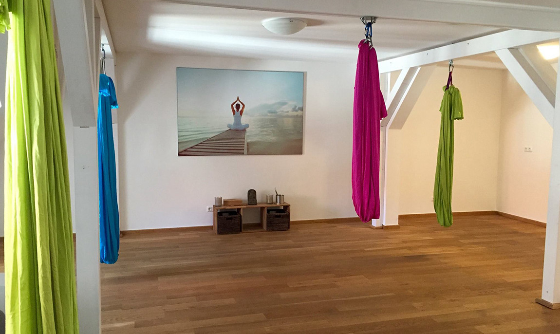 assets/images/activities/erfurtaltstadt-90-min-aerial-yoga-fuer-16-personen/Yoga-6-1150x686x90.jpg