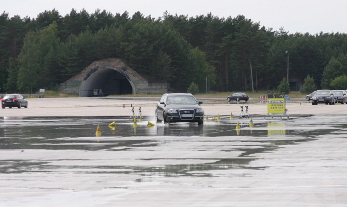 assets/images/activities/fahrsicherheitstraining-intensiv-in-gross-doelln-raum-berlin/1280_0000_training-1150x686x90.jpg