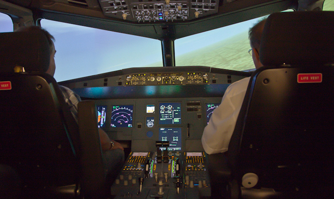 assets/images/activities/flugsimulator-boeing-737-in-hannover-niedersachsen/1280_0002_A320_Cockpit-1150x686x90.jpg