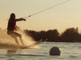 assets/images/activities/freistett-wakeboarden-wasserski-und-wakeskating/1280_0002_water-175_1280-270x200x90.jpg