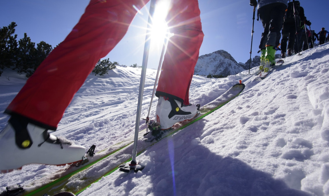 assets/images/activities/garmischpartenkirchen-1-tag-skitourenkurs-fuer-einsteiger-auf-der-piste/skitourenkurs-fuer-einsteiger-skitourenkurse-lvs-kurs~10-1150x686x90.jpg