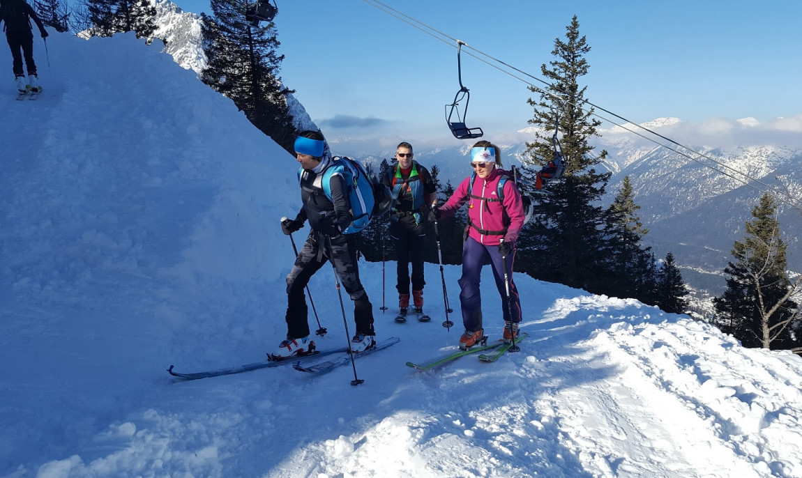 assets/images/activities/garmischpartenkirchen-3-stunden-gefuehrte-familienklettersteigtour-ueber-die-schoengaenge-auf-den-bernadeinkopf/skitourenkurs-auf-der-piste-1150x686x90.jpg