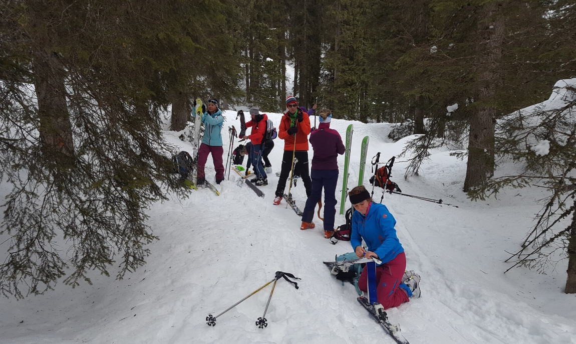 assets/images/activities/garmischpartenkirchen-3-stunden-gefuehrte-familienklettersteigtour-ueber-die-schoengaenge-auf-den-bernadeinkopf/skitourenkurs-auf-der-piste~2.jpg