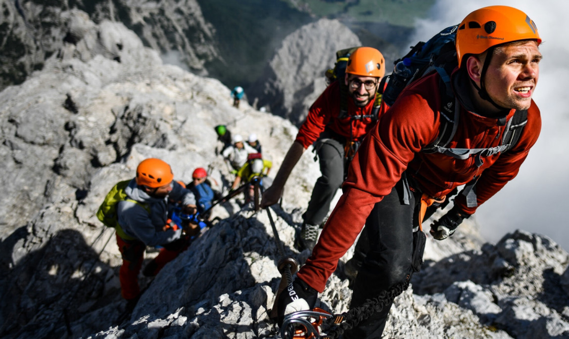 assets/images/activities/garmischpartenkirchen-3-tage-gefuehrte-wanderung-auf-die-zugspitze-ueber-den-koenigsweg/klettersteigrunde-fuer-einsteiger-rund-um-die-zugspitze-1150x686x90.jpg