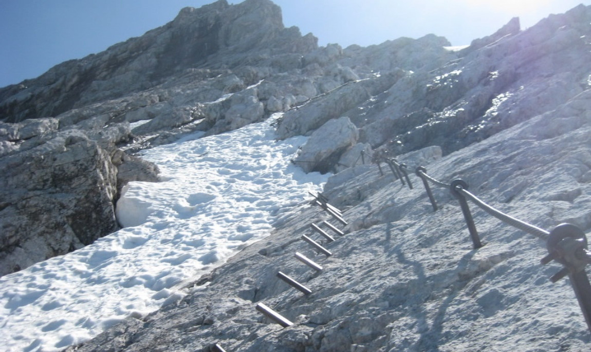 assets/images/activities/garmischpartenkirchen-3-tage-gefuehrte-wanderung-auf-die-zugspitze-ueber-den-koenigsweg/klettersteigrunde-fuer-einsteiger-rund-um-die-zugspitze~15.jpg