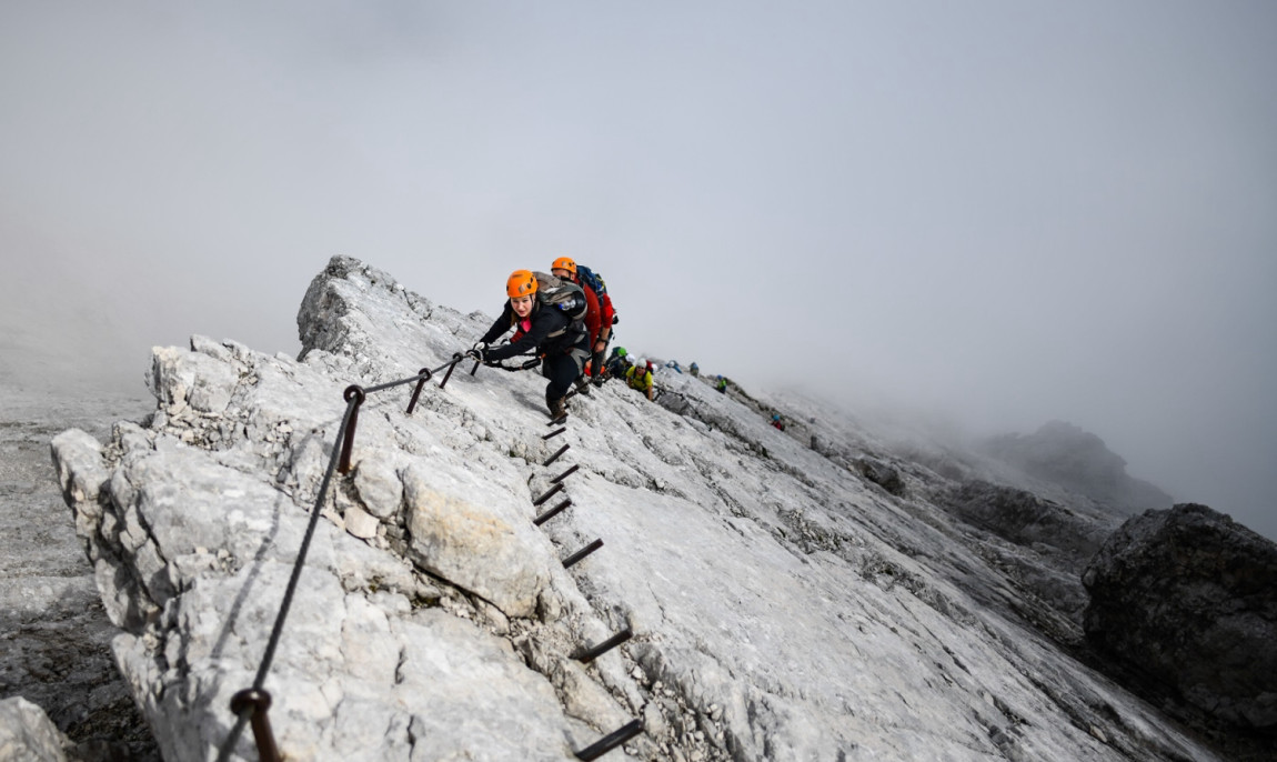 assets/images/activities/garmischpartenkirchen-3-tage-gefuehrte-wanderung-auf-die-zugspitze-ueber-den-koenigsweg/klettersteigrunde-fuer-einsteiger-rund-um-die-zugspitze~6.jpg