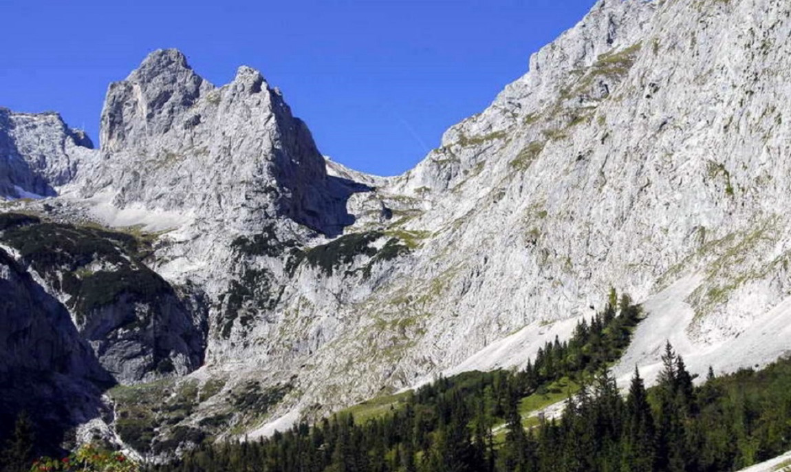 assets/images/activities/garmischpartenkirchen-3-tage-gefuehrte-wanderung-auf-die-zugspitze-ueber-den-koenigsweg/klettersteigrunde-fuer-einsteiger-rund-um-die-zugspitze~7.jpg