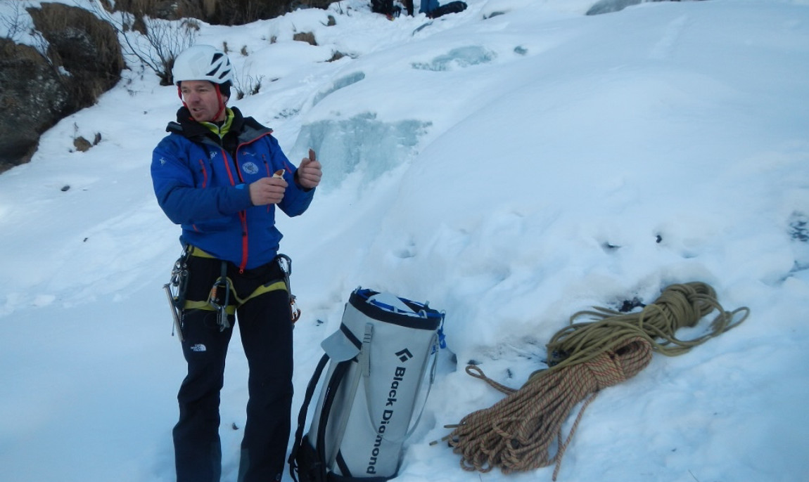 assets/images/activities/garmischpartenkirchen-4-stunden-gefuehrte-schneeschuhwanderung-auf-der-zugspitze/eiskletterkurs-eisklettern-fuer-einsteiger~5-1150x686x90.jpg