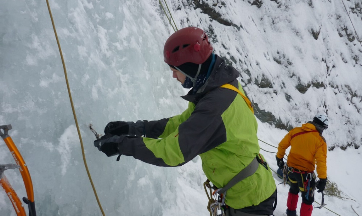assets/images/activities/garmischpartenkirchen-4-stunden-gefuehrte-schneeschuhwanderung-auf-der-zugspitze/eiskletterkurs-eisklettern-fuer-einsteiger~6-1150x686x90.jpg