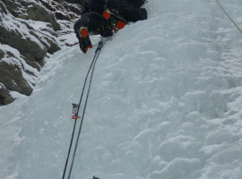 assets/images/activities/garmischpartenkirchen-4-stunden-gefuehrte-schneeschuhwanderung-auf-der-zugspitze/eiskletterkurs-eisklettern-fuer-einsteiger~7-270x200x90.jpg