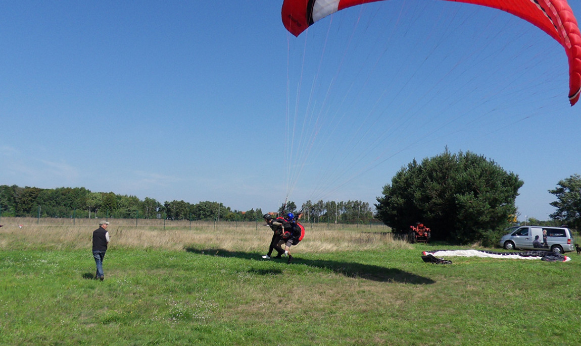 assets/images/activities/gleitschirm-tandemflug-cottbus/Unbenannt-1_0002_SDC10102-1150x686x90.jpg