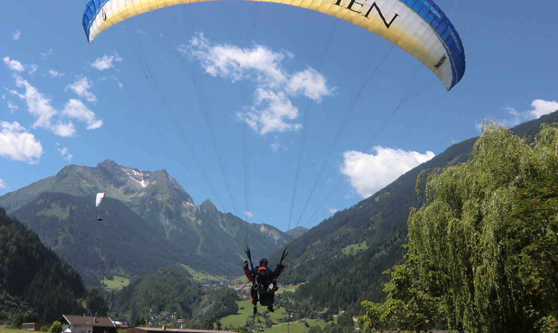 assets/images/activities/gleitschirm-tandemflug-mayrhofen/Unbenannt-2_0000_CIMG9617-1150x686x90.jpg