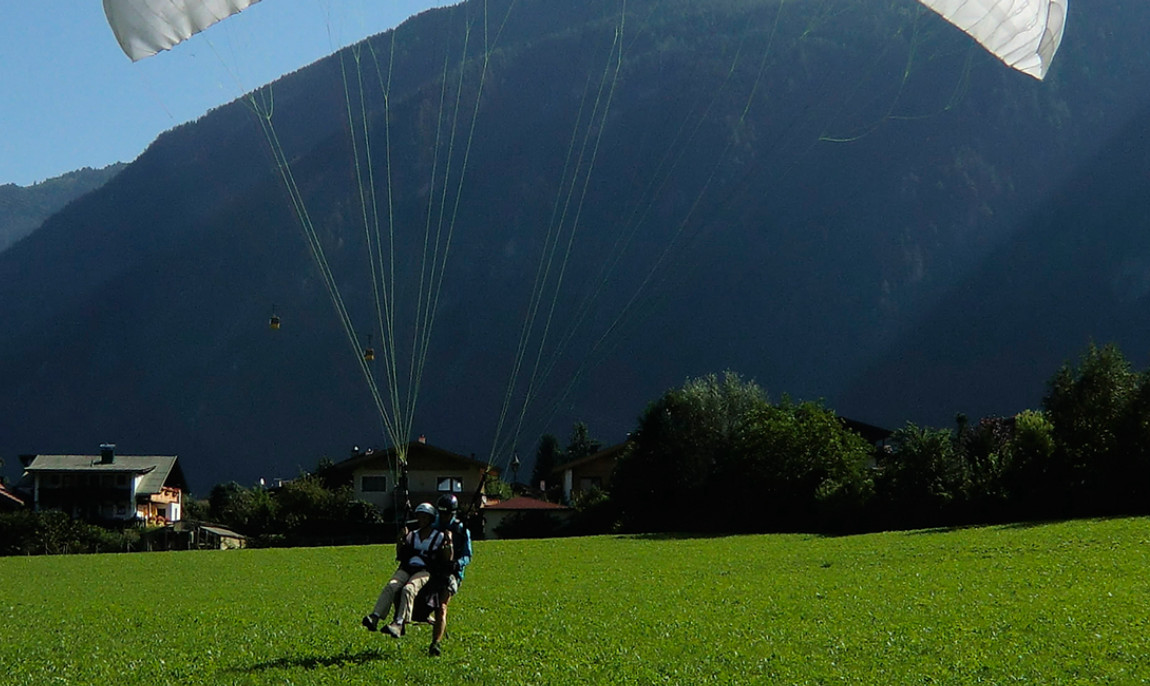 assets/images/activities/gleitschirm-tandemflug-mayrhofen/Unbenannt-2_0002_CIMG6946_K-1150x686x90.jpg