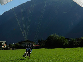 assets/images/activities/gleitschirm-tandemflug-mayrhofen/Unbenannt-2_0002_CIMG6946_K-270x200x90.jpg