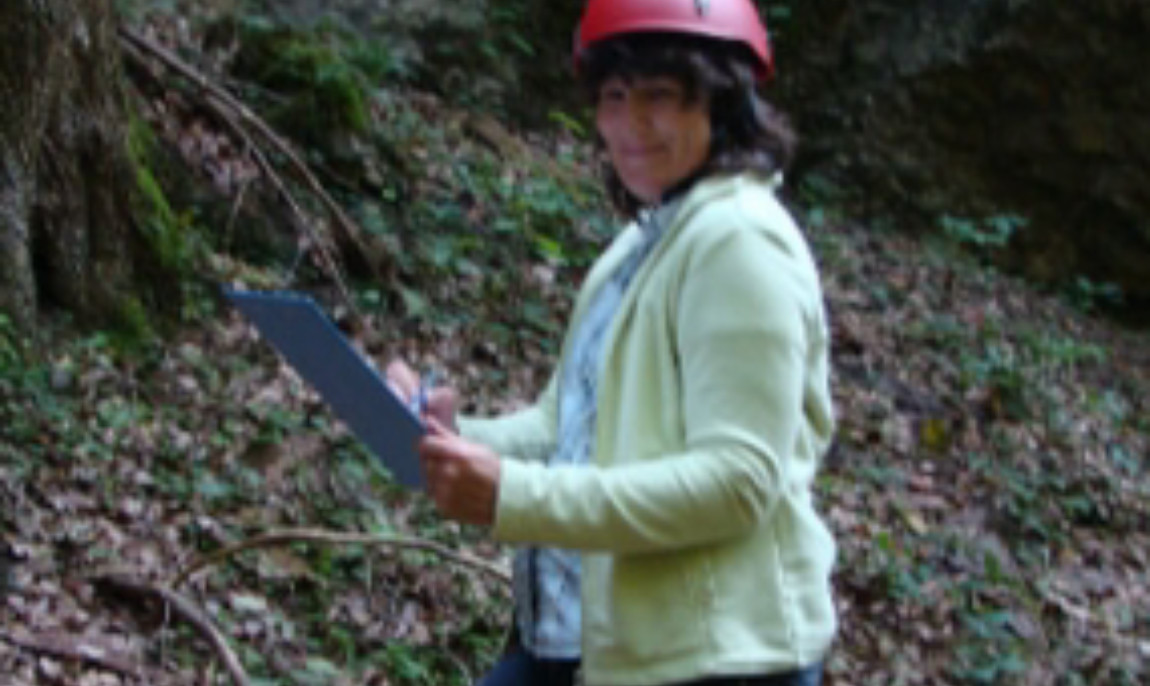 Roter Helm, Schreibunterlagen, Frau, verwilderter Hang, Efeu, Hängepflanzen, Str