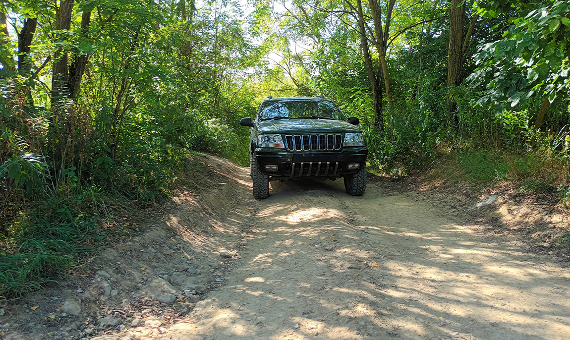 assets/images/activities/grossmehring-60-min-jeep-grand-cherokee-offroad-selber-fahren/off-che-2-1150x686x90.jpg