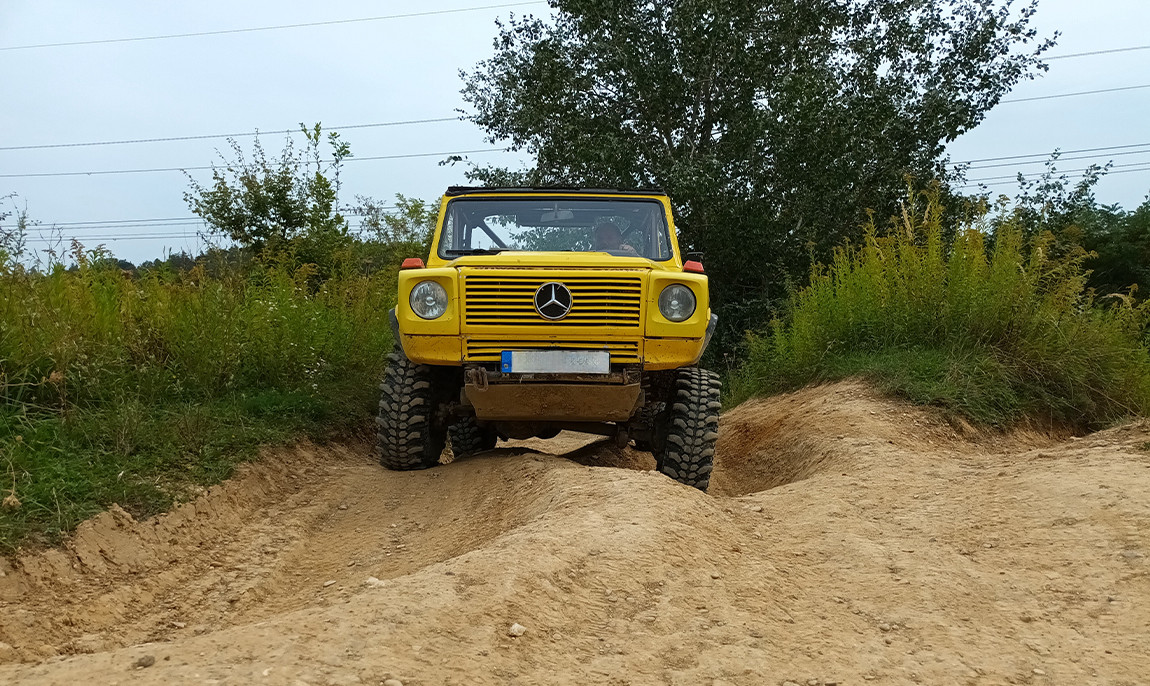assets/images/activities/grossmehring-60-min-mercedes-gklasse-offroad-selber-fahren/off-Mer-4-1150x686x90.jpg