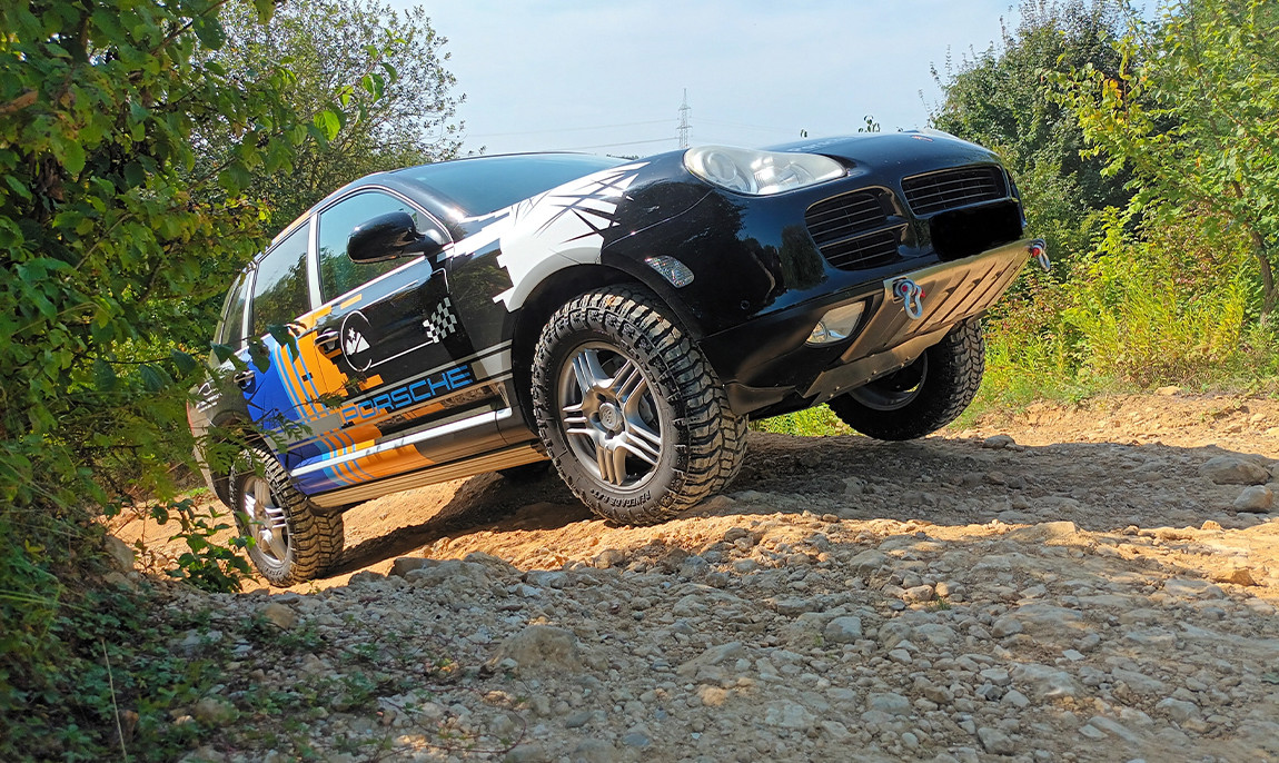 assets/images/activities/grossmehring-60-min-porsche-cayenne-s-offroad-selber-fahren/off-por-2-1150x686x90.jpg