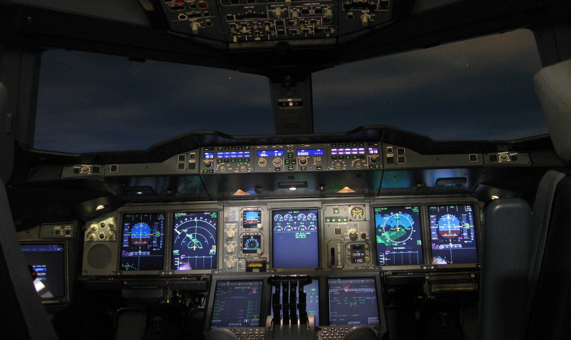 assets/images/activities/hamburg-flugsimulator-a380/cockpit-1669254_1920-1150x686x90.jpg