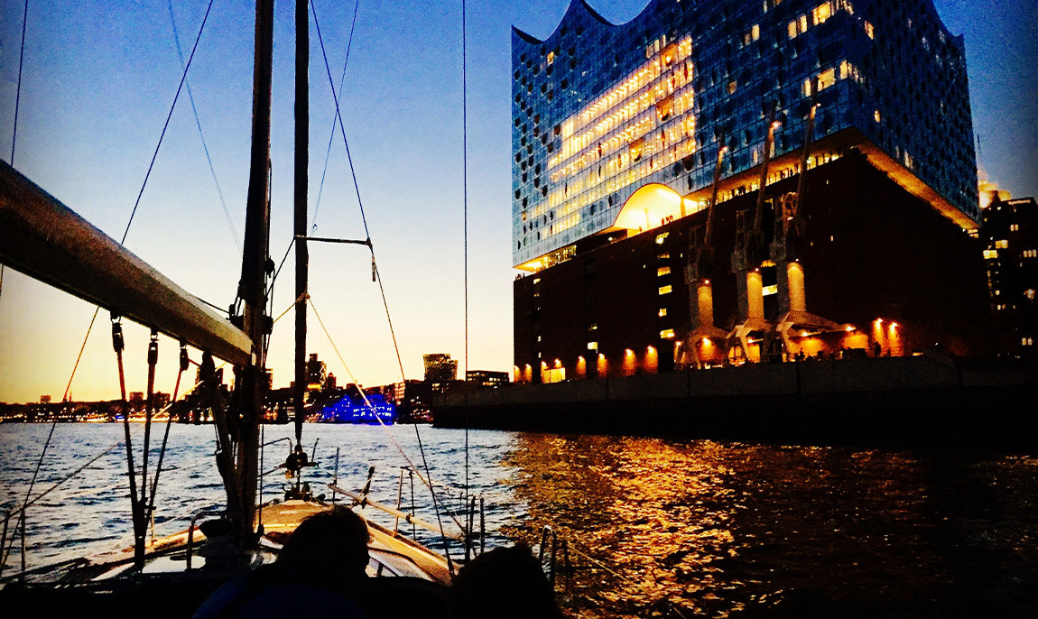 assets/images/activities/hamburg-segeltoern-die-elbe-bei-nacht/Elb-Nacht-hamburg-7-1150x686x90.jpg