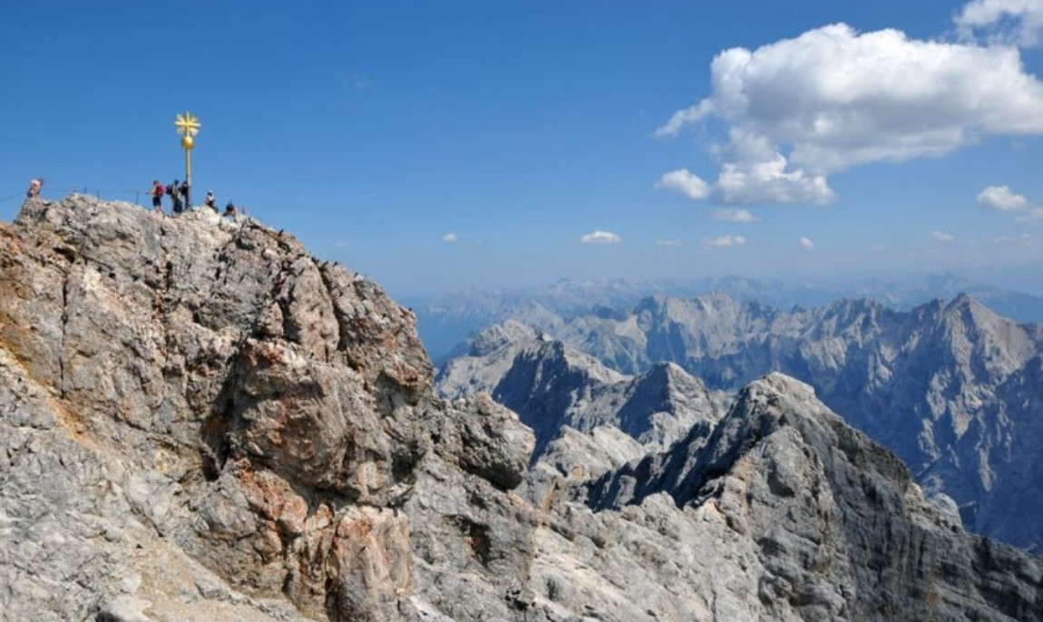 assets/images/activities/hammersbach-2-tage-gefuehrte-klettersteigtour-auf-die-zugspitze-ueber-das-hoellental-mit-vorbereitungstraining/zugspitze-ueber-den-koenigsweg-bergwandern-wandern~30-1150x686x90.jpg