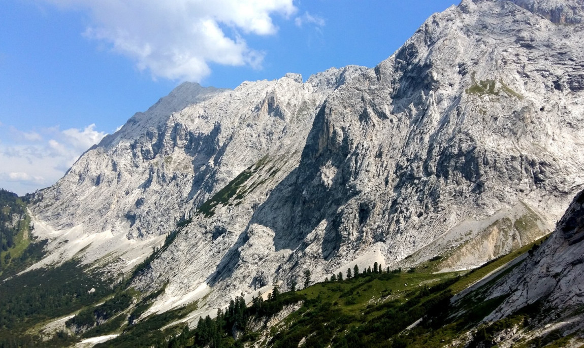 assets/images/activities/hammersbach-2-tage-gefuehrte-klettersteigtour-auf-die-zugspitze-ueber-das-hoellental-mit-vorbereitungstraining/zugspitze-ueber-den-koenigsweg-bergwandern-wandern~8-1150x686x90.jpg