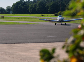 assets/images/activities/herzogenaurach-flugzeug-rundflug/D-MRUG%20Boden%20III-270x200x90.jpg