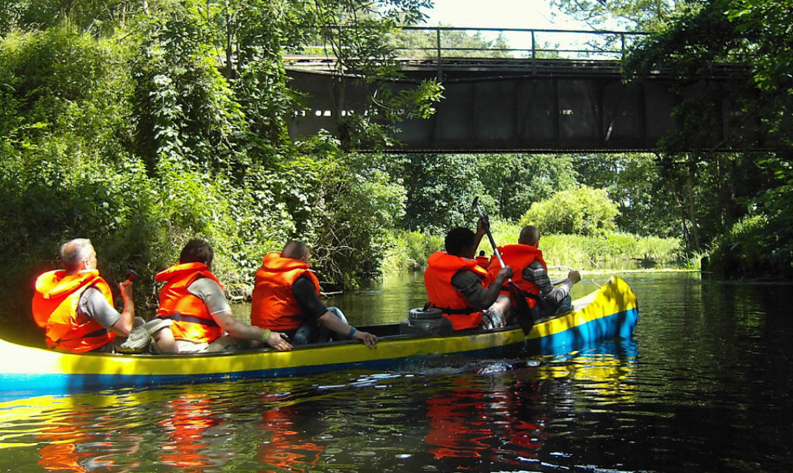 assets/images/activities/kanutour-auf-der-elde-in-luebz-mecklenburg-vorpommern/1280_0000_Kanu%20Warnow%206er%20Eisenbahnbru%CC%88cke%20Weitendorf-1150x686x90.jpg