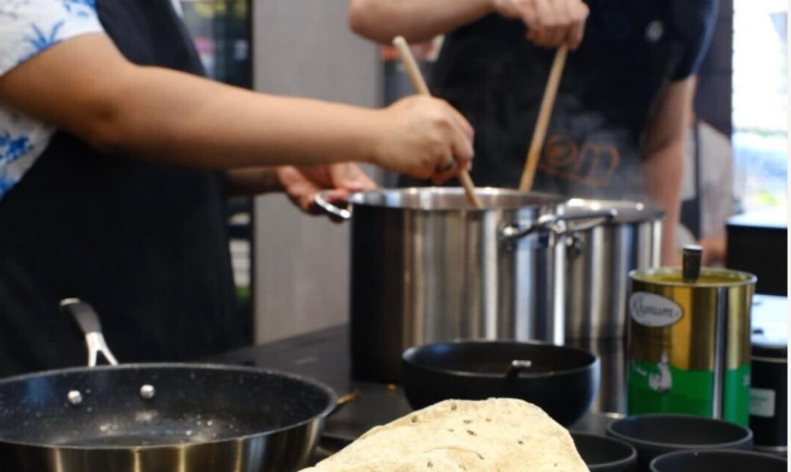 assets/images/activities/leinfelden-vegetarischer-kochkurs/Meeting%20kochen-1150x686x90.JPG