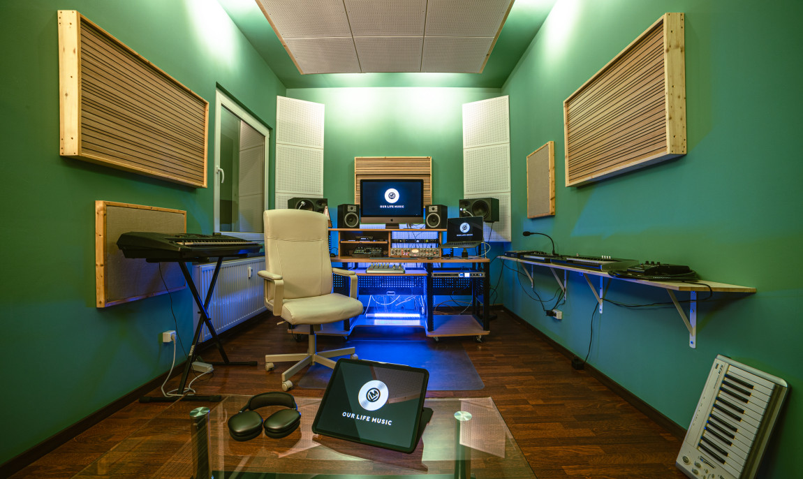 assets/images/activities/leipzig-1-std-tonaufnahme-im-studio/Our%20Life%20Studio%20(15%20von%2028)-1150x686x90.jpg