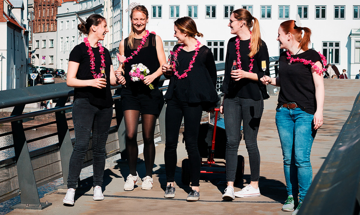assets/images/activities/luebeck-junggesellinnenabschied-altstadt-tour/1280_0002_Promo%203%20web-1150x686x90.jpg