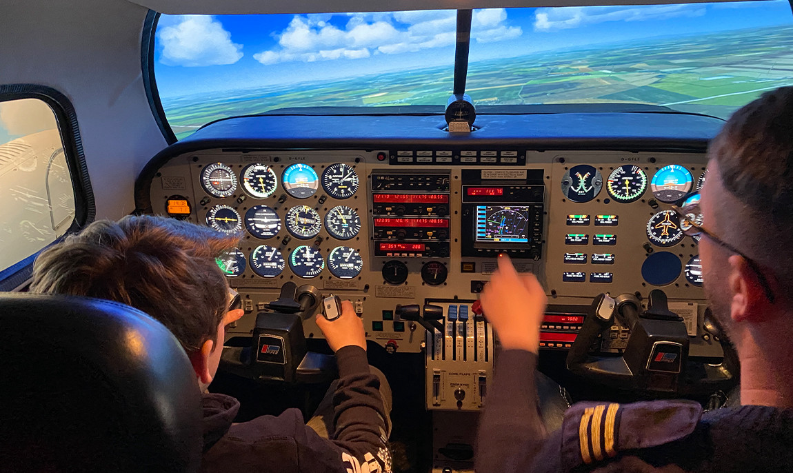 assets/images/activities/markranstaedt-leichtflugzeug-piper-pa-34-flugsimulator/Com-pa34-5-1150x686x90.jpg