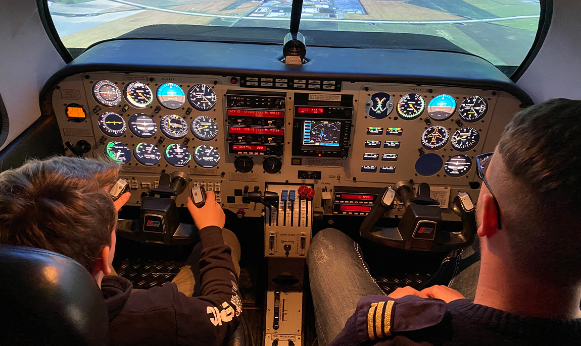 assets/images/activities/markranstaedt-leichtflugzeug-piper-pa-34-flugsimulator/Com-pa34-6-1150x686x90.jpg