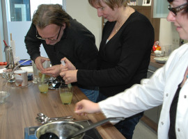 assets/images/activities/molekular-kochkurs-bremerhaven/1280_0003_DSC_0379-1-270x200x90.jpg