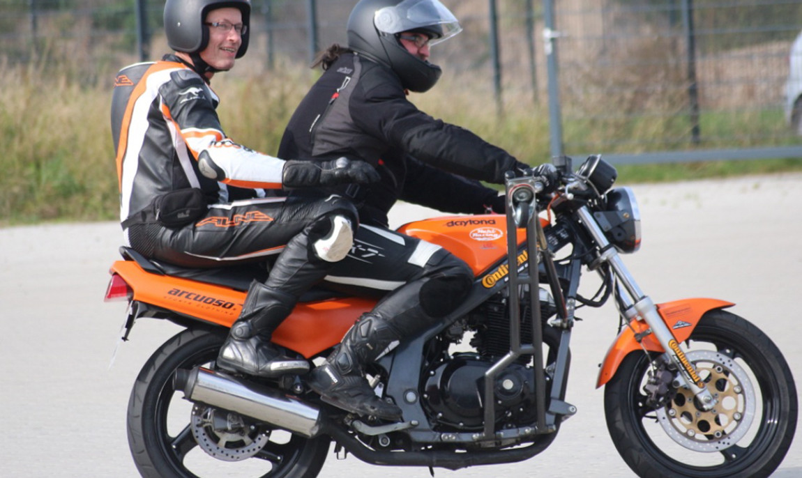 assets/images/activities/motorrad-schraeglagentraining-celle/1280_0001_IMG_7455-1150x686x90.jpg
