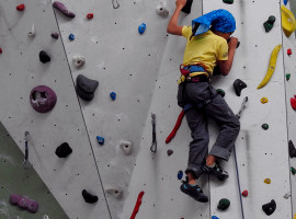 assets/images/activities/muenchen-kletter-kurse/1280_0000_climbing-wall-2156882-270x200x90.jpg