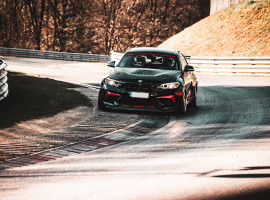 assets/images/activities/nuerburgring-nordschleife-und-gpstrecke-2-runden-renntaxi-im-bmw-m2-gt-waehrend-des-freien-renntraining-der-langsteckenserie/Renn-him-2-270x200x90.jpg